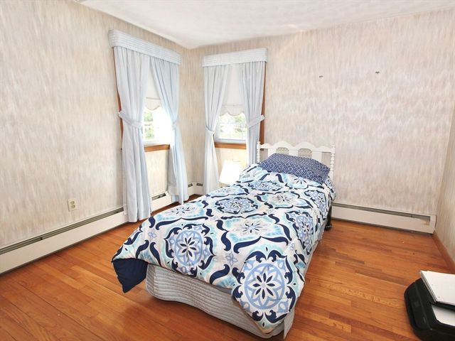 8 Deerfield Rd, Shrewsbury, MA 01545