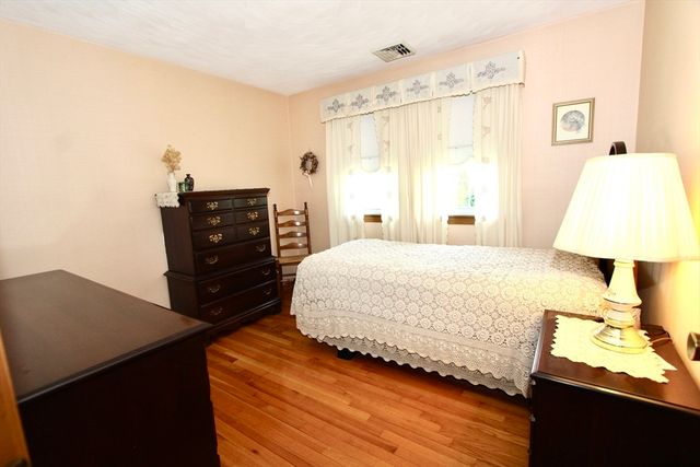 8 Deerfield Rd, Shrewsbury, MA 01545