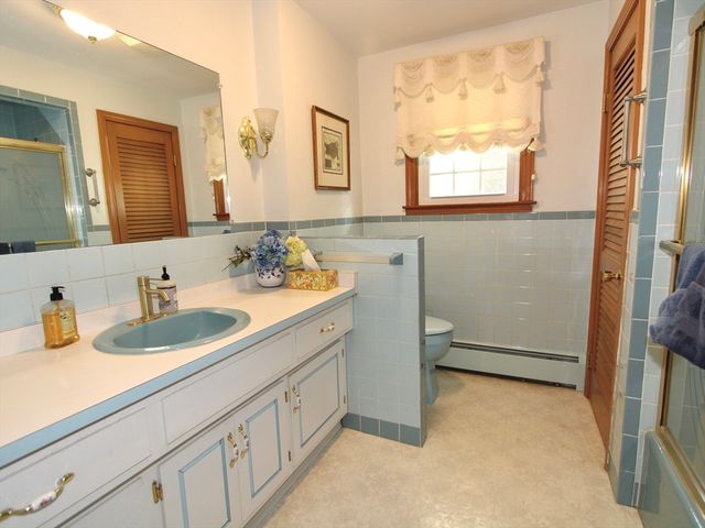 8 Deerfield Rd, Shrewsbury, MA 01545