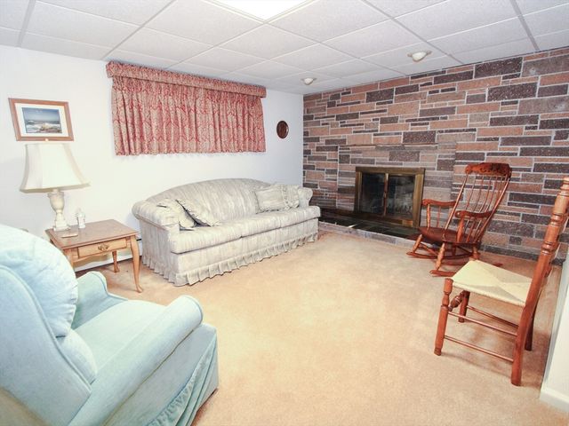8 Deerfield Rd, Shrewsbury, MA 01545