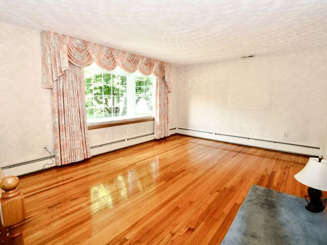 8 Deerfield Rd, Shrewsbury, MA 01545
