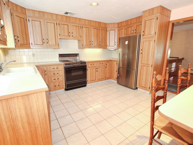 8 Deerfield Rd, Shrewsbury, MA 01545