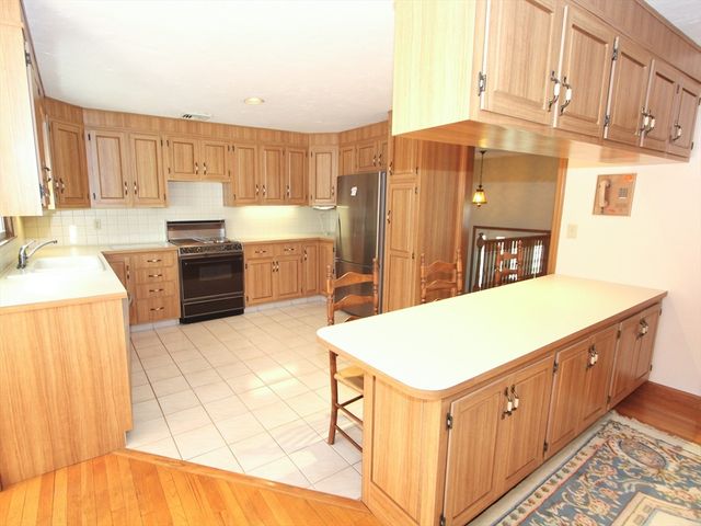 8 Deerfield Rd, Shrewsbury, MA 01545