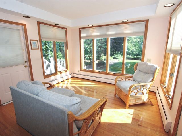 8 Deerfield Rd, Shrewsbury, MA 01545