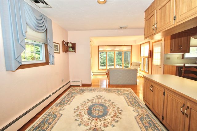 8 Deerfield Rd, Shrewsbury, MA 01545