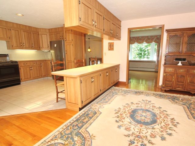 8 Deerfield Rd, Shrewsbury, MA 01545