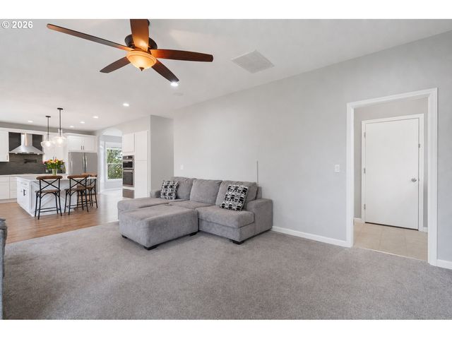 1509 N HERON Dr, Ridgefield, WA 98642