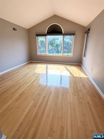 19 Lakeview Drive, Old Tappan, NJ 07675
