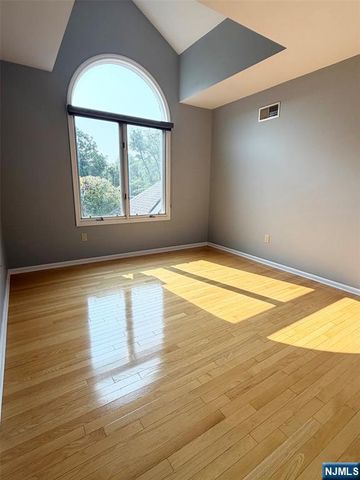 19 Lakeview Drive, Old Tappan, NJ 07675