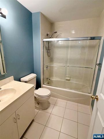 19 Lakeview Drive, Old Tappan, NJ 07675