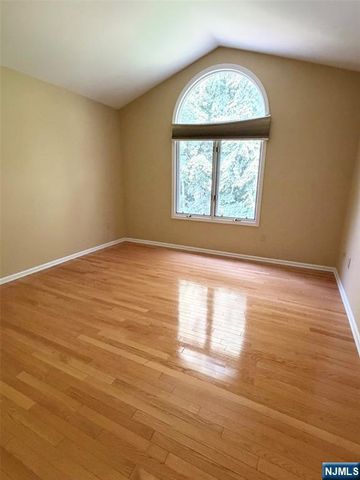 19 Lakeview Drive, Old Tappan, NJ 07675