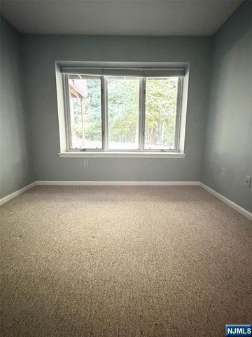 19 Lakeview Drive, Old Tappan, NJ 07675