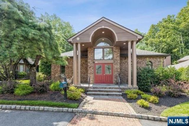 19 Lakeview Drive, Old Tappan, NJ 07675