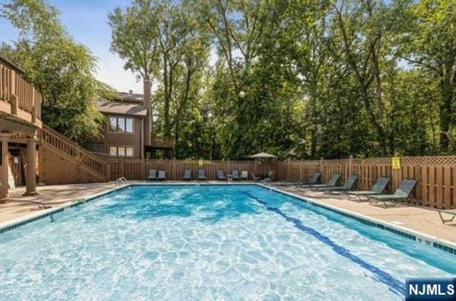 19 Lakeview Drive, Old Tappan, NJ 07675
