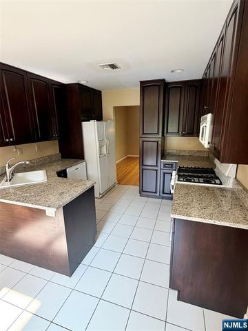 19 Lakeview Drive, Old Tappan, NJ 07675