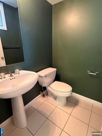 19 Lakeview Drive, Old Tappan, NJ 07675