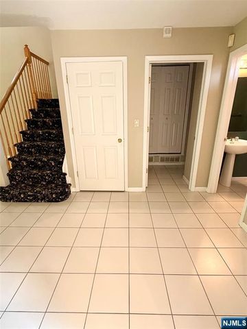 19 Lakeview Drive, Old Tappan, NJ 07675