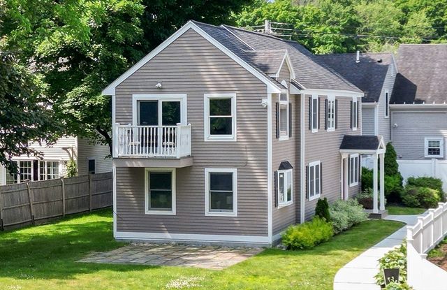 3 Summer St 2, Topsfield, MA 01983