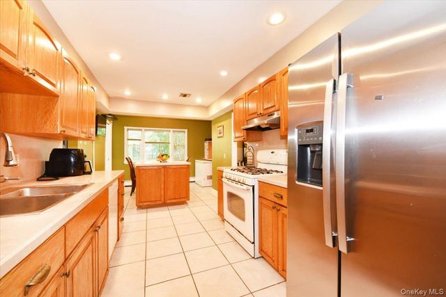 22 Chatham Road, Commack, NY 11725