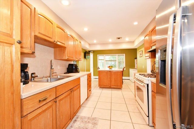 22 Chatham Road, Commack, NY 11725