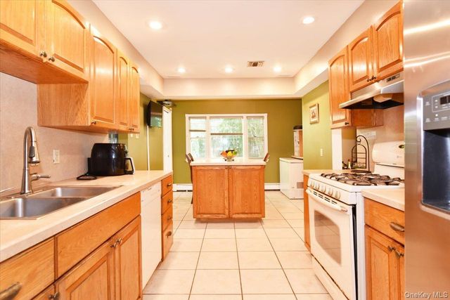 22 Chatham Road, Commack, NY 11725