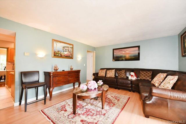 22 Chatham Road, Commack, NY 11725