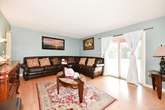 22 Chatham Road, Commack, NY 11725