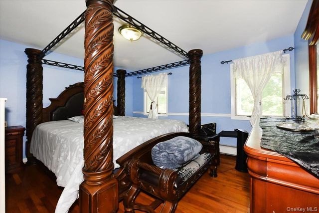 22 Chatham Road, Commack, NY 11725