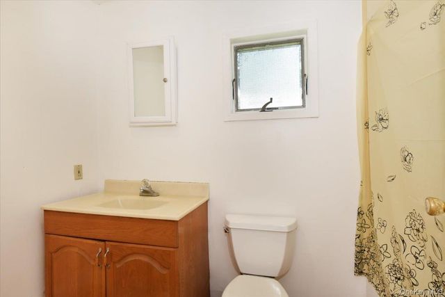 22 Chatham Road, Commack, NY 11725