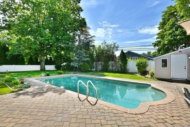 22 Chatham Road, Commack, NY 11725