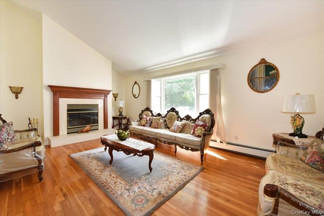 22 Chatham Road, Commack, NY 11725
