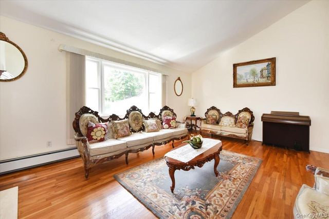 22 Chatham Road, Commack, NY 11725