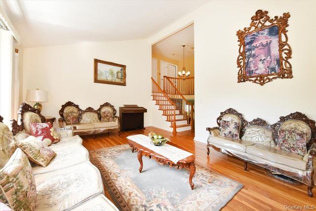 22 Chatham Road, Commack, NY 11725