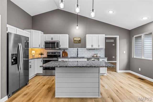 302 Chestnut View Rd, Farmington, MO 63640