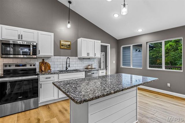 302 Chestnut View Rd, Farmington, MO 63640