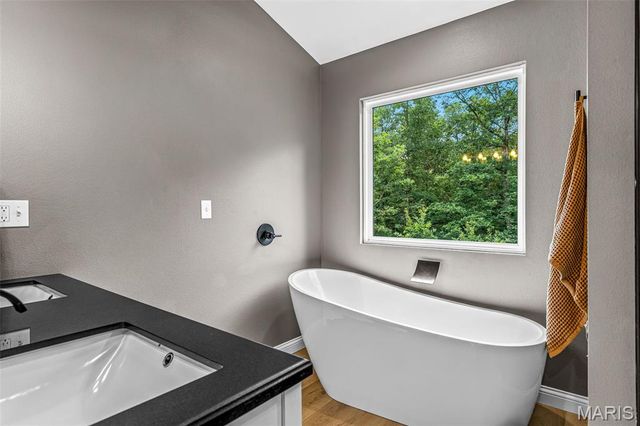 302 Chestnut View Rd, Farmington, MO 63640