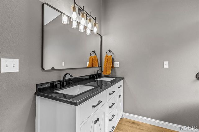302 Chestnut View Rd, Farmington, MO 63640