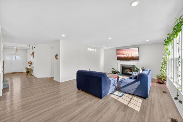 3803 Ivy Lane, Elgin, IL 60124