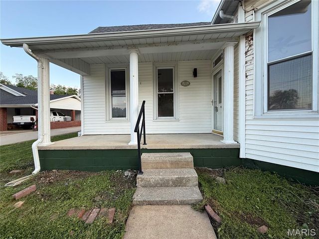 209 W College, Fredericktown, MO 63645