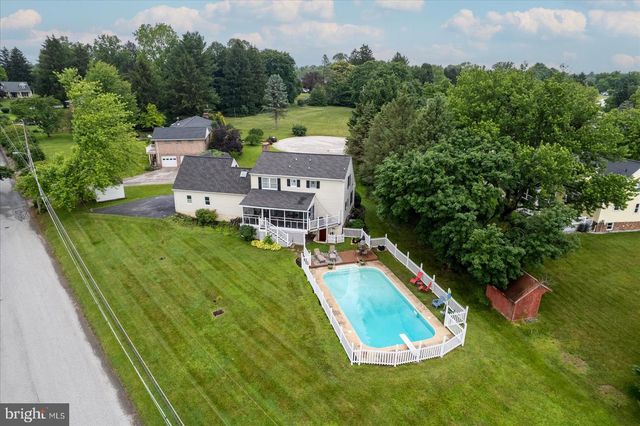 11 THOMAS CIR, New Freedom, PA 17349