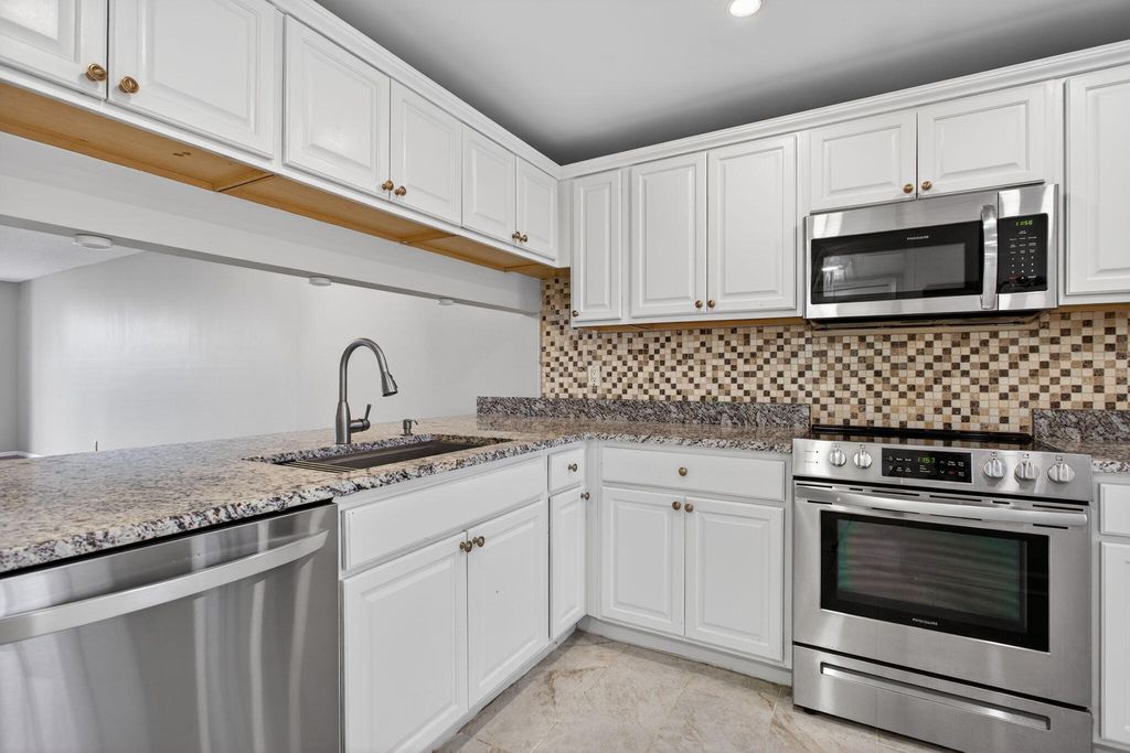 3503 Oaks Way 405, Pompano Beach, FL 33069