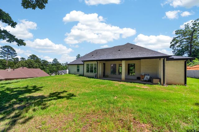 15883 Crazy Horse Dr., Lindale, TX 75771