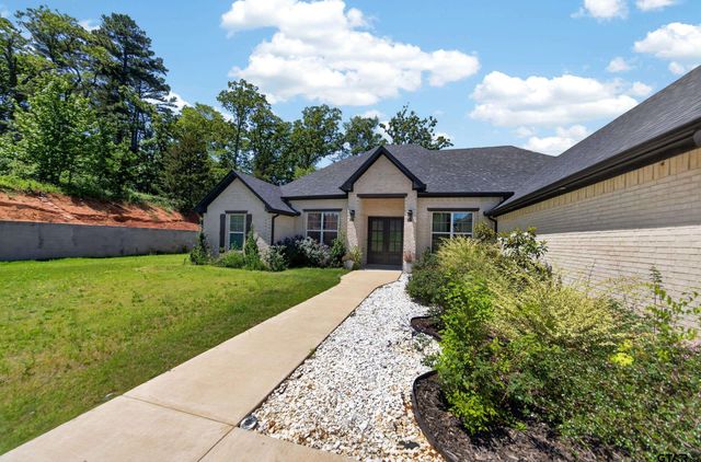 15883 Crazy Horse Dr., Lindale, TX 75771