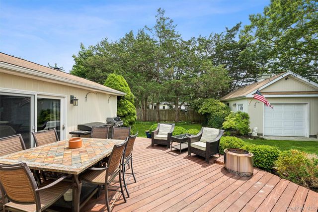 11 Bay Street, Center Moriches, NY 11934