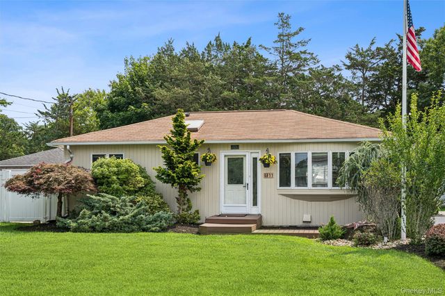 11 Bay Street, Center Moriches, NY 11934