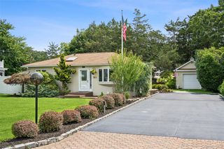 11 Bay Street, Center Moriches, NY 11934
