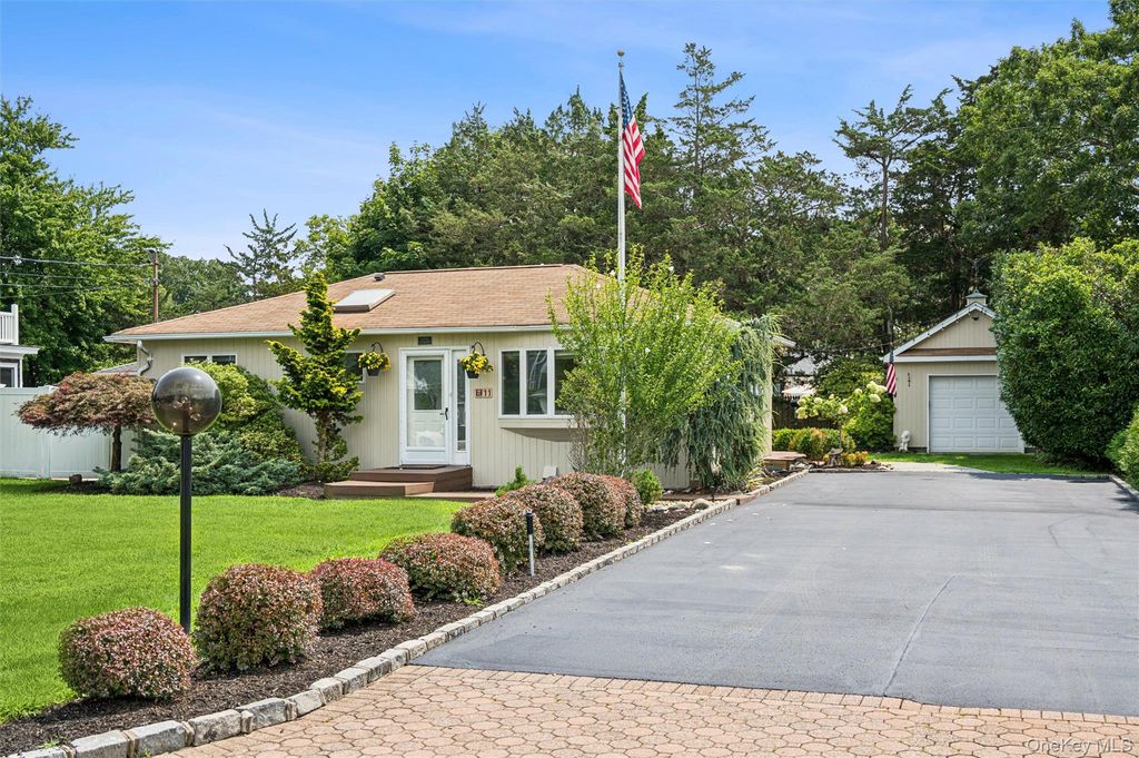 11 Bay Street, Center Moriches, NY 11934