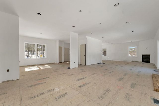 8 Wiley Hill Road, Londonderry, NH 03053