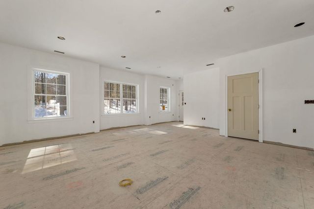 8 Wiley Hill Road, Londonderry, NH 03053