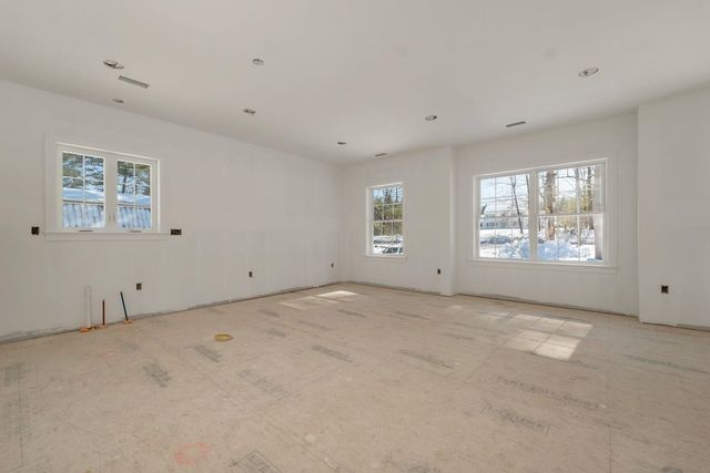 8 Wiley Hill Road, Londonderry, NH 03053